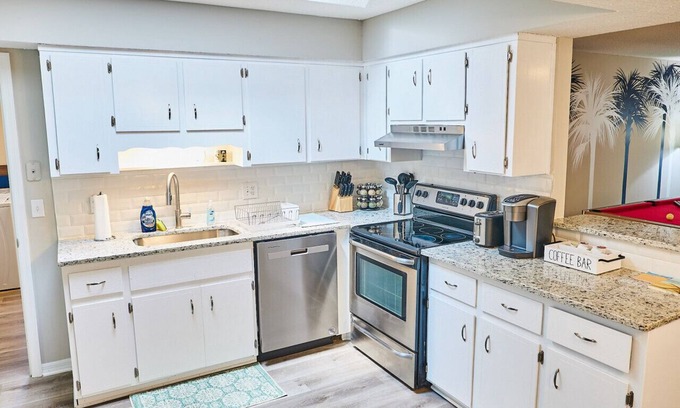 Isle of Palms House | Beachy Bungalow: 3BR Home w/Billiards/grill!