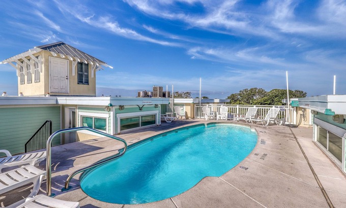 Tybee Island Condo | Beachy condo w/ shared rooftop pool & furnished balcony - steps from the ocean!