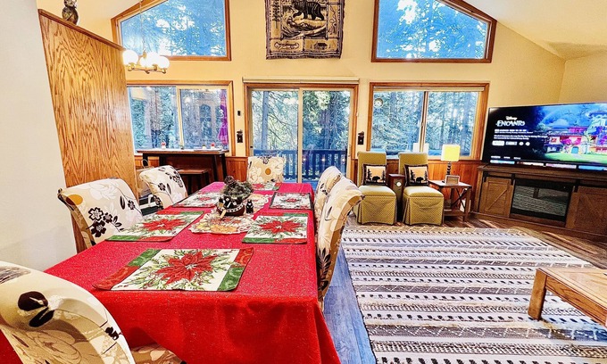 Arnold Ski Chalet | Bear Cabin w Views, AC Pool Table TT BBQ Hike Bike Swim