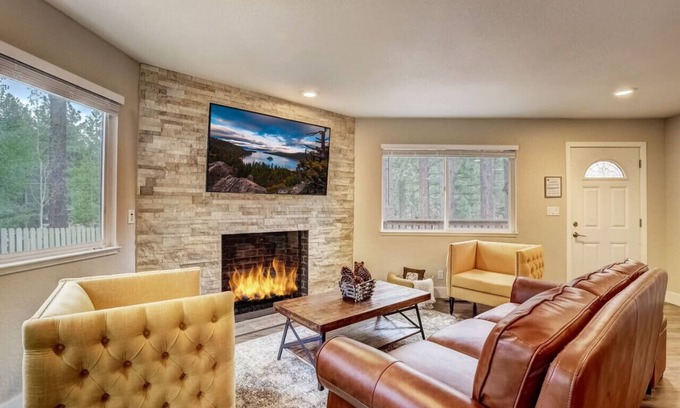 North Upper Truckee House | Bear Cub Cabin - Pets + Hot tub + Arcade Game