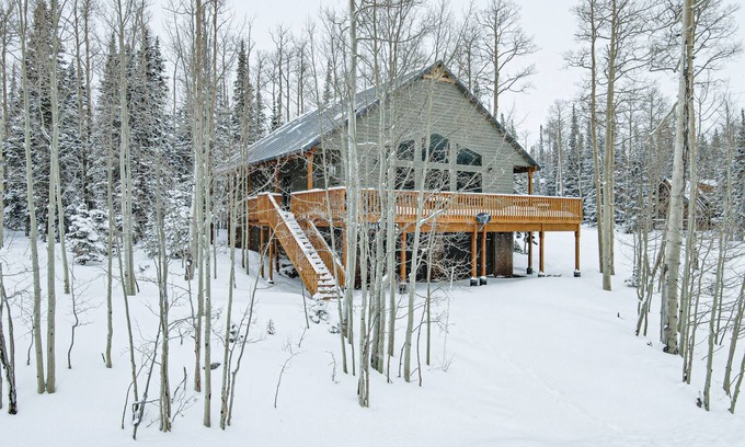 Steam Engine Meadows Cabin | Bears Den Cabin near Navajo & Giant Steps Ski Slopes, fireplace & Hot Tub