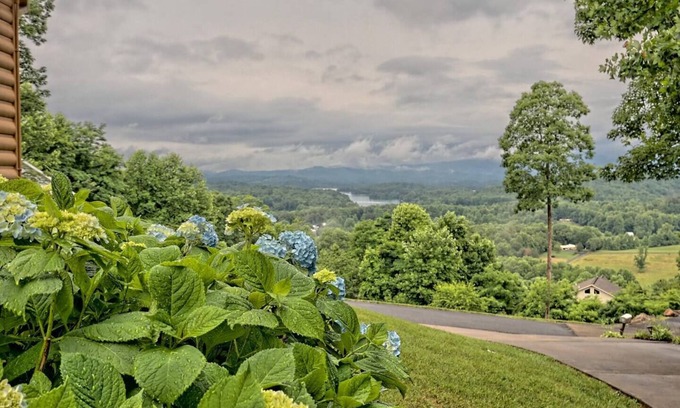 Hayesville Cabin | Bears Eye View - by Chatuge Home Concierge. lake and mountain views