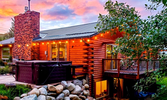 Red Lodge House | BEARTOOTH FOOTHILL RETREAT- Serenity near town with hot tub, sauna, game room