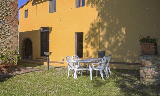 Tavarnelle Val di Pesa Apartment | Beautiful apartment for 6 guests with pool, WIFI, TV, patio, pets allowed and panoramic view