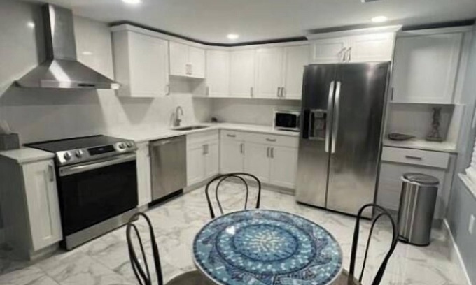 Moorings House | Beautiful 2 BR 2 Bth 1 mile to beach 2.5 Mile to 5th Ave shopping and dining