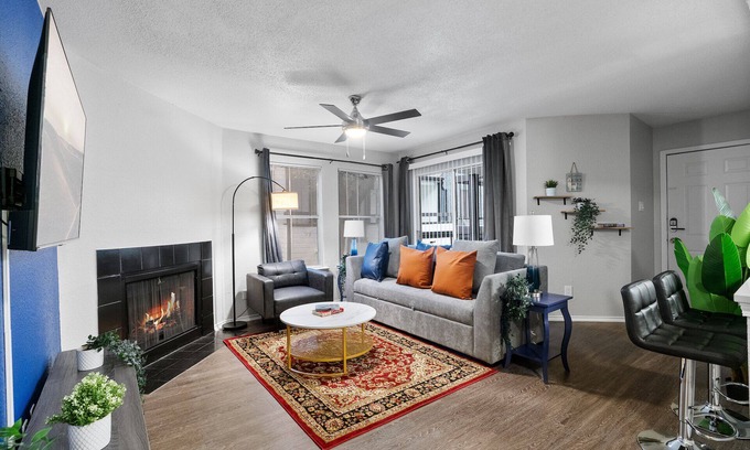 University Hills and Windsor Park Apartment | Beautiful 2BD/1BA in University Hills 3368