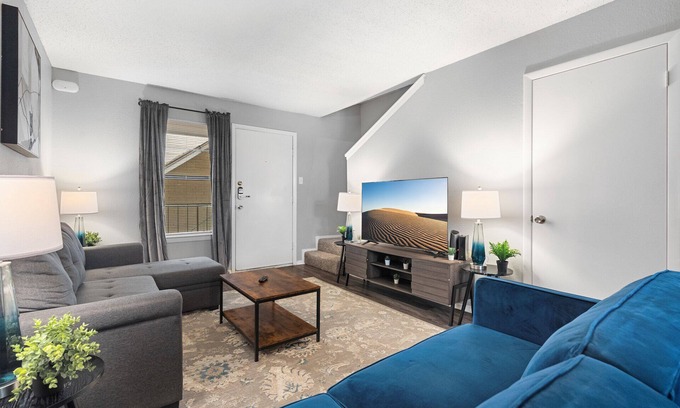 Hancock Apartment | Beautiful 2BR/1BA 5 Mins to UT 6847