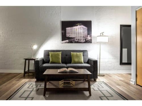 Mile Square Apartment | Beautiful 2BR 2BA In The Block by CozySuites!