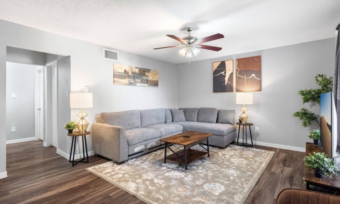 Hancock Apartment | Beautiful 2BR 5 Mins to UT 8676