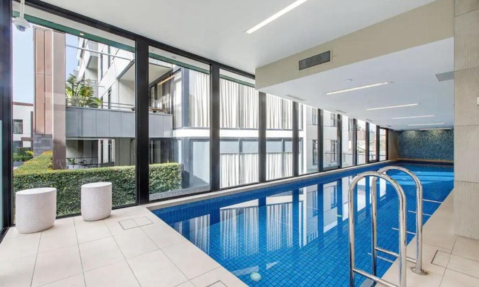 Port Melbourne Apartment | Beautiful 2BR APT with Balcony Pool and Gym