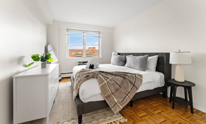 Brookline Apartment | Beautiful 2BR Next to BU 4378