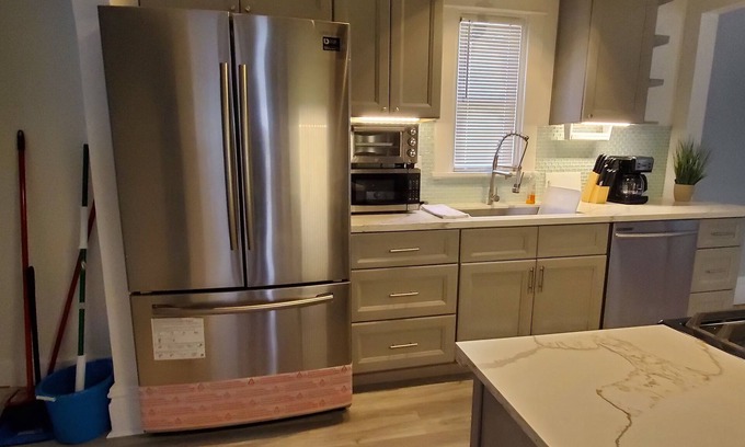 Northeast South Bend House | BEAUTIFUL 3bd 2br /BLOCKS AWAY FROM NOTRE DAME /EDDY ST