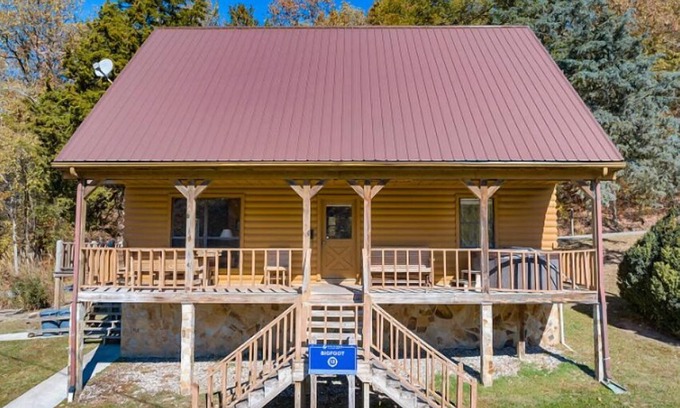 Byrdstown Cabin | Beautiful 6 Bedroom Cabin with Hot Tub and a Lakeview of Dale Hollow Lake #12