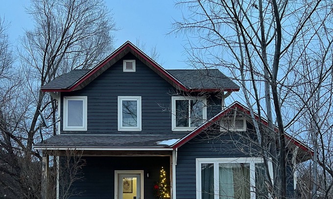Carbondale House | Beautiful and spacious home located 5 minutes drive from downtown Carbondale.