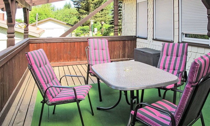 Steinbach-Hallenberg House | Beautiful apartment in villa for 4 guests with WIFI, TV and patio