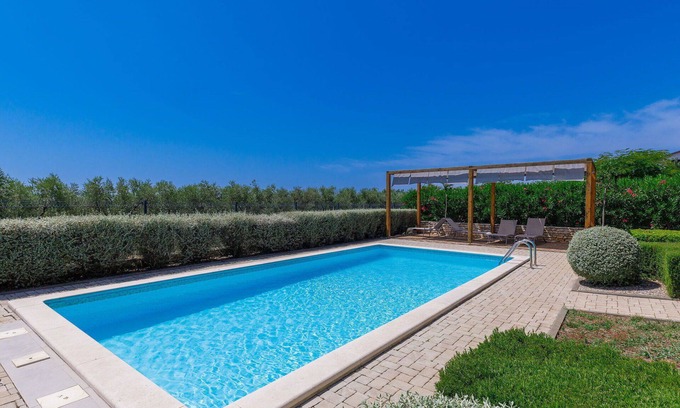 Zambratija Apartment | Beautiful apartment for 4 people with A/C, WIFI, pool, TV and terrace