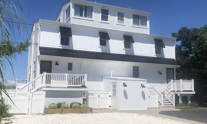 Villas House | BEAUTIFUL BEACHFRONT TOWNHOUSE WITH BEACH ACCESS AND OCEAN VIEWS STEPS TO BEACH