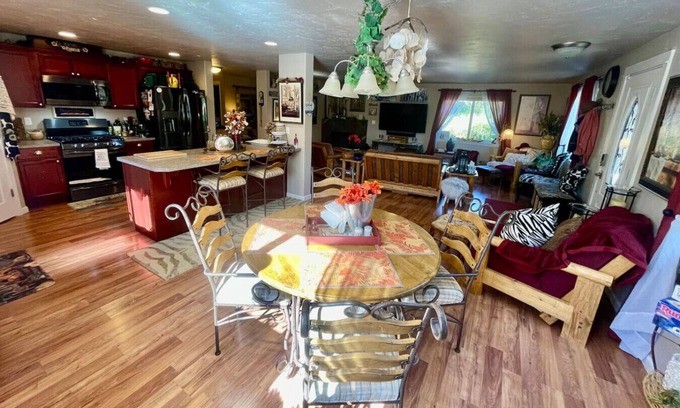 Southwest Bend House | Beautiful Bend Home, sleeps 9,Near Old Mill.