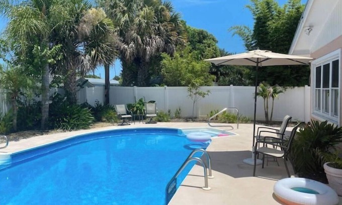 Neptune Beach House | Beautiful Coastal Beach Home - 2 min walk to Beach- 4 bedroom 3 bath 2 masters!n