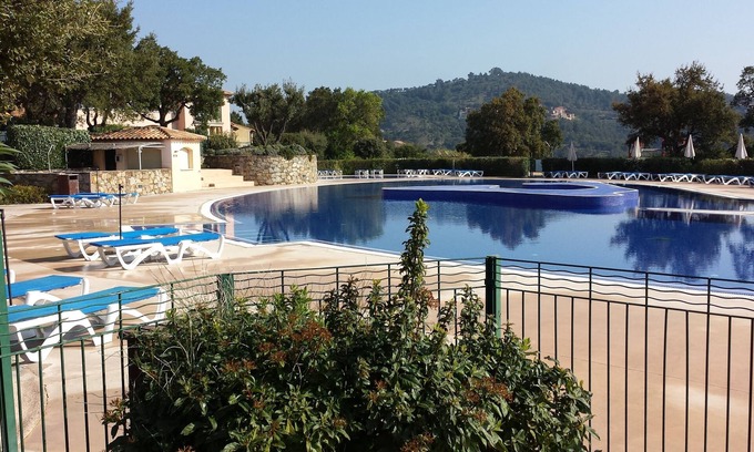Les Issambres Apartment | Beautiful 2 room apartment in a quiet area overlooking the bay of St Tropez, large swimming pool.