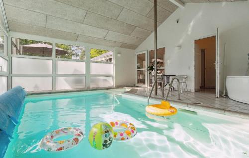 Fjellerup Strand House | Beautiful Home In Glesborg With Wifi