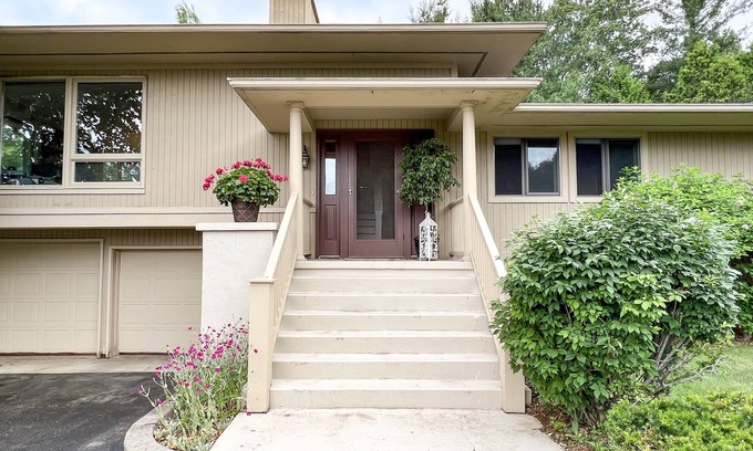 Harbor Springs House | Beautiful Home, Private + Quiet Neighborhood - Walk to Town