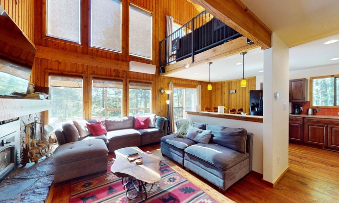 Whitefish House | Beautiful home with WiFi, shared pool, tennis-courts, dog-friendly