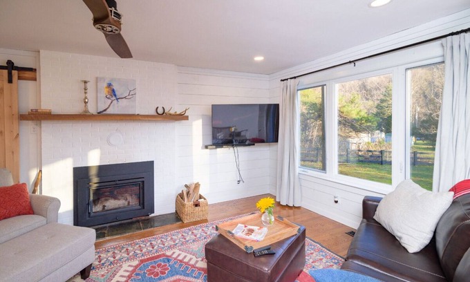 Roseland House | Beautiful house with Fire Pit! Close to Wineries, Breweries, Hiking, Skiing!