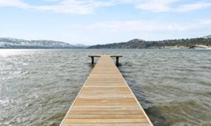 South Central Villa | Beautiful Lake Front house, Private Dock, Central Location, Back yard, Hot tub