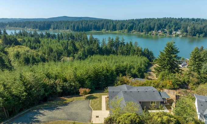 Florence House | Beautiful Lake Retreat with amazing Views! Walk to Siltcoos Lake, Relaxing Deck w/BBQ, pet friendly