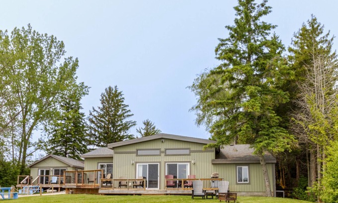 Bloomfield Cottage | Beautiful lake view!