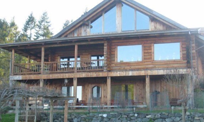 Anderson Island House | Beautiful log home overlooking the magnifcent Puget Sound.