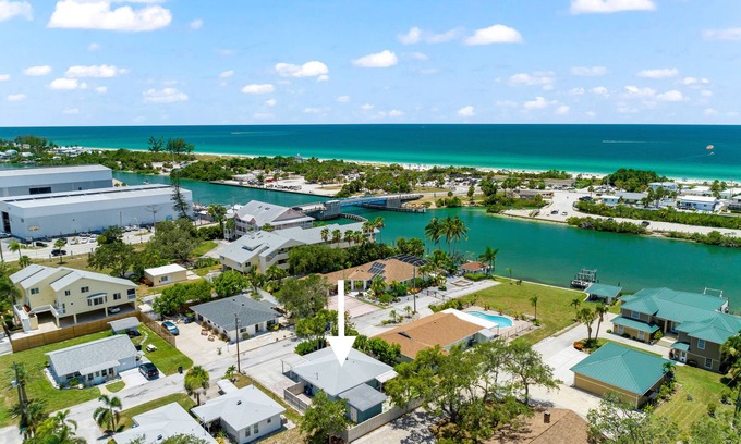 Laurel House | Beautiful Nokomis Beach Cottage. Walk to Beach w/Tranquil & Private Patio