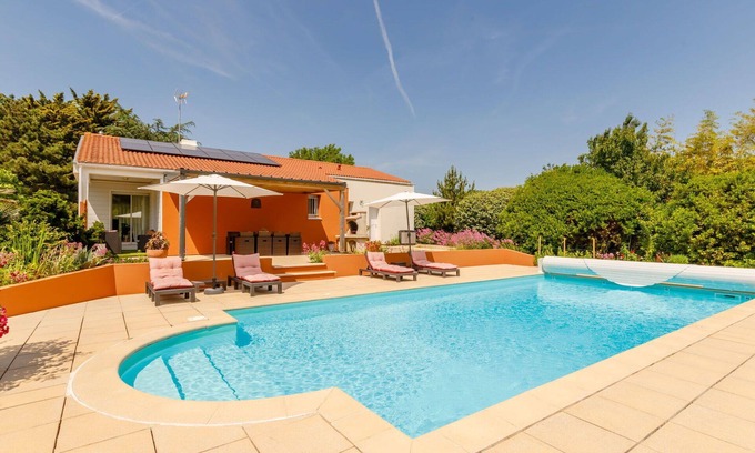 Olonne-sur-Mer Villa | Beautiful private villa for 8 people with WIFI, private pool, TV, terrace, pets allowed and park.