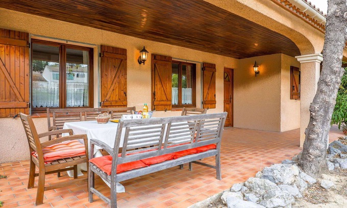 Salles-d'Aude House | Beautiful private villa for 10 people with WIFI, TV, terrace and pets allowed