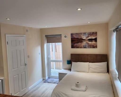 London Borough of Bexley Apartment | Beautiful private en-suite room with its own entry