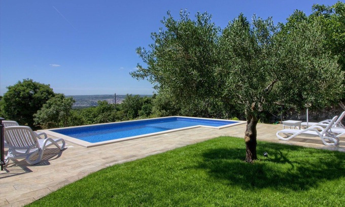 Brovinje House | Beautiful private villa for 10 guests with WIFI, A/C, private pool, TV, terrace and pets allowed