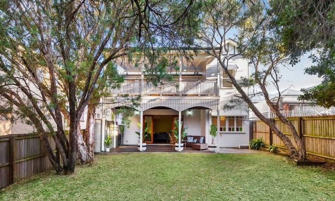 Woolloongabba House | Beautiful Queenslander Home! Just Minutes to CBD