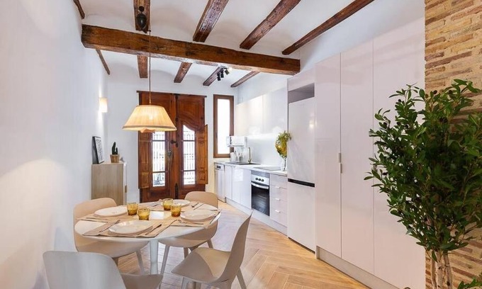 El Cabanyal Apartment | Beautiful restored house with terrace