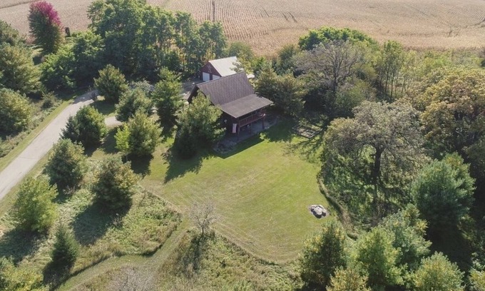 Hazel Green Cabin | Beautiful rustic and secluded cabin on a dead end lane and close to Galena, IL.