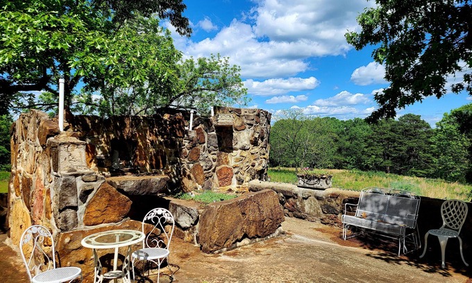 Omaha Cottage | Beautiful Secluded Cottage with Majestic Stone Patio -Pet friendly!