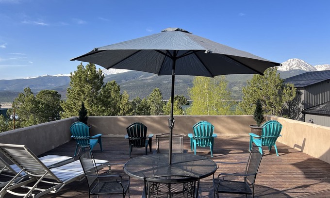 Twin Lakes House | Beautiful Serene Log-Adobe House Overlooking Twin Lakes