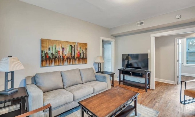 Tower Grove South Hotel | Beautiful Tower Grove Unit, Recently Renovated 2S