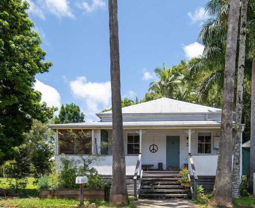Bangalow House | Beautiful Unique Cottage -Pet-Friendly-walk to town