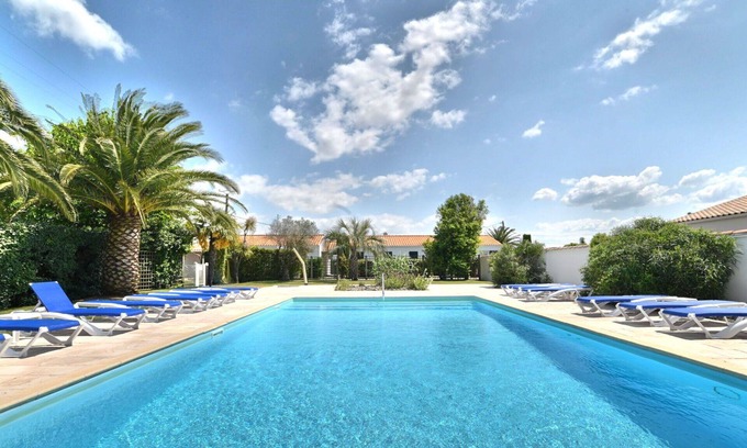 Cheray House | Beautiful villa for 4 guests with WIFI, pool and terrace