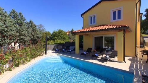 Mugeba Villa | Beautiful villa Mugeba I with pool in Porec near the aquapark