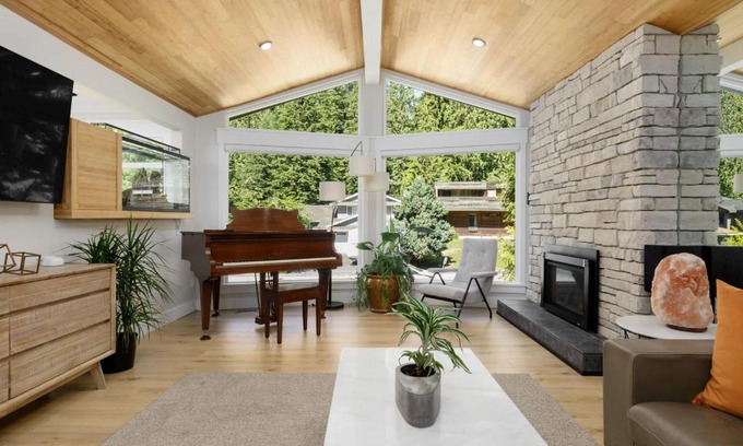 Blueridge House | Beautiful Villa with heated Pool hot tub by forest