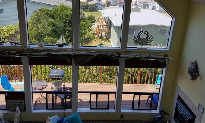 Roads End House | Beautifull ocean & beach views; 5 minutes walk to beach; WiFi; Casino near by