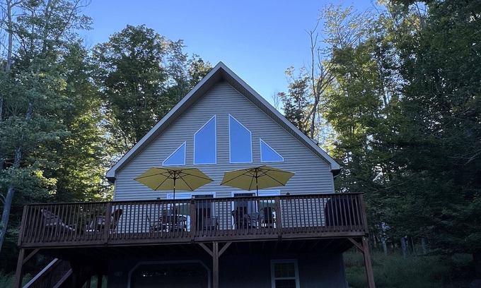 Lake Ariel Ski Chalet | Beautifully Clean, Decorated, Cozy Chalet in an Amenity Rich Community