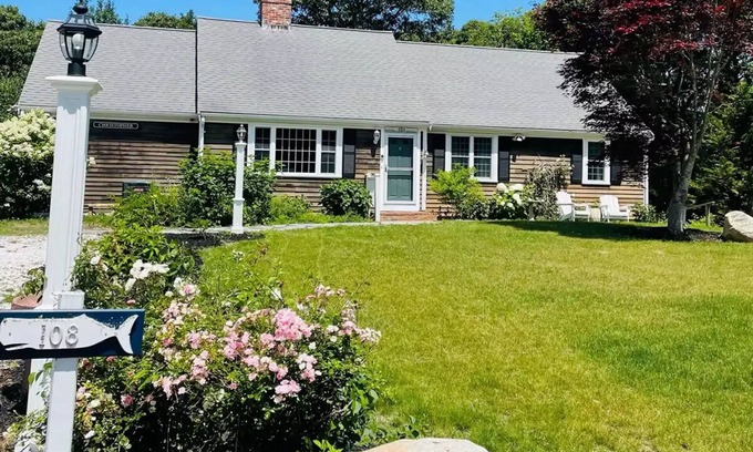 East Dennis House | Beautifully renovated 5br3ba 2 living room walk to bars restaurant and beach